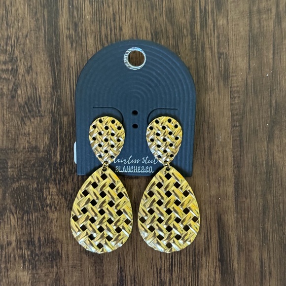 Weave textured teardrop earring - Picture 3 of 5